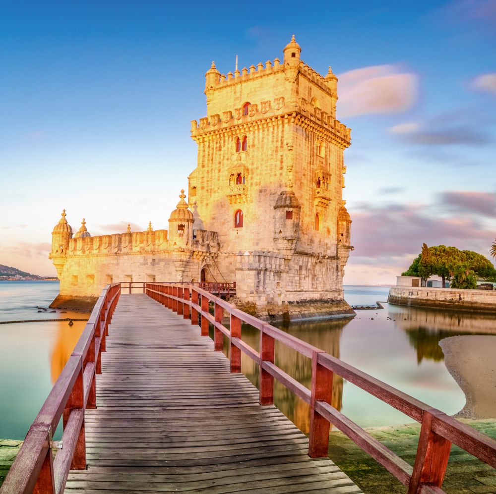 Die maurisch inspirierte Minifestung Torre de Belém schützte einst die durch Gewürzhandel reich gewordene Stadt am Tejo.